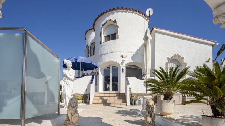 Espagne Empuriabrava Costa Brava 2 maisons à vendre sur le canal sur un terrain avec piscine privée et ponton