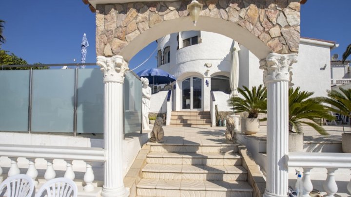 Espagne Empuriabrava Costa Brava 2 maisons à vendre sur le canal sur un terrain avec piscine privée et ponton