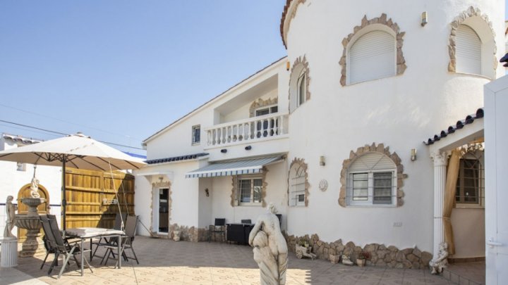 Espagne Empuriabrava Costa Brava 2 maisons à vendre sur le canal sur un terrain avec piscine privée et ponton