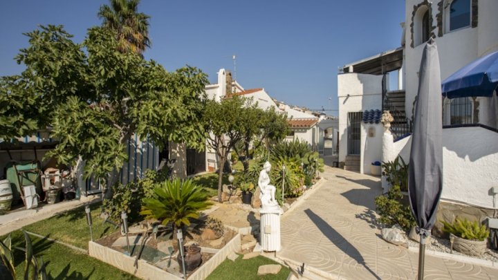 Espagne Empuriabrava Costa Brava 2 maisons à vendre sur le canal sur un terrain avec piscine privée et ponton