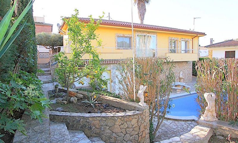 High quality holiday home for sale near Lloret de Mar Costa Brava Spain